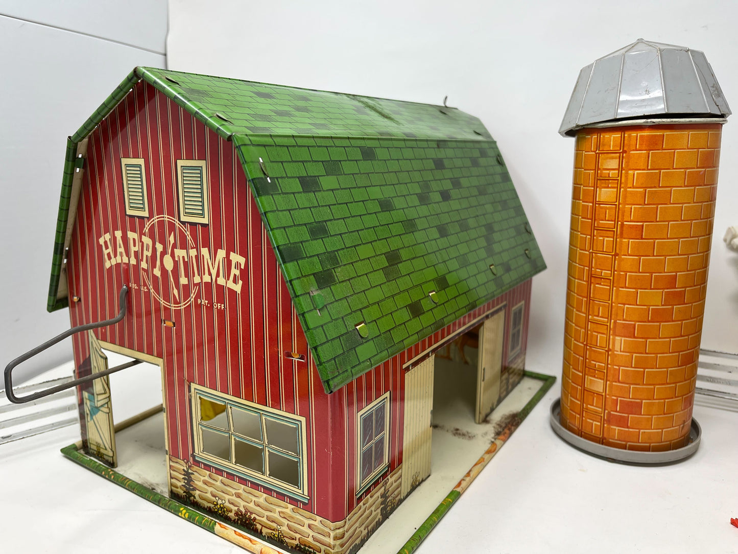 Collectible Happi Time Barn, Silo & Accessories