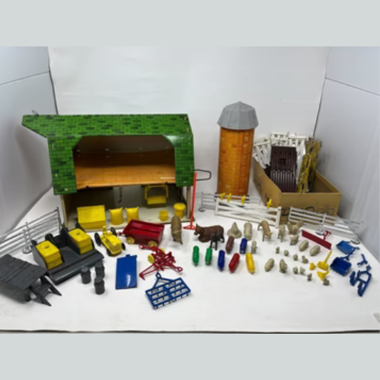 Collectible Happi Time Barn, Silo & Accessories