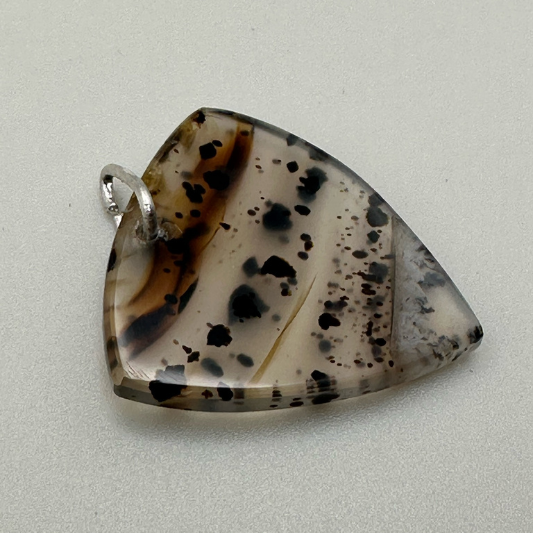 Sarah Wolfenden: Agate Shield Charm