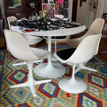  ERX: Tulip Table w Chairs