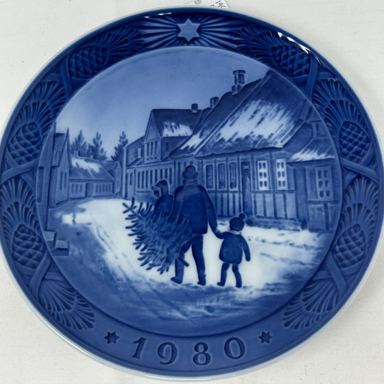 Blue plate depicting bringing home a Christmas tree, says "Christmas 1980"
