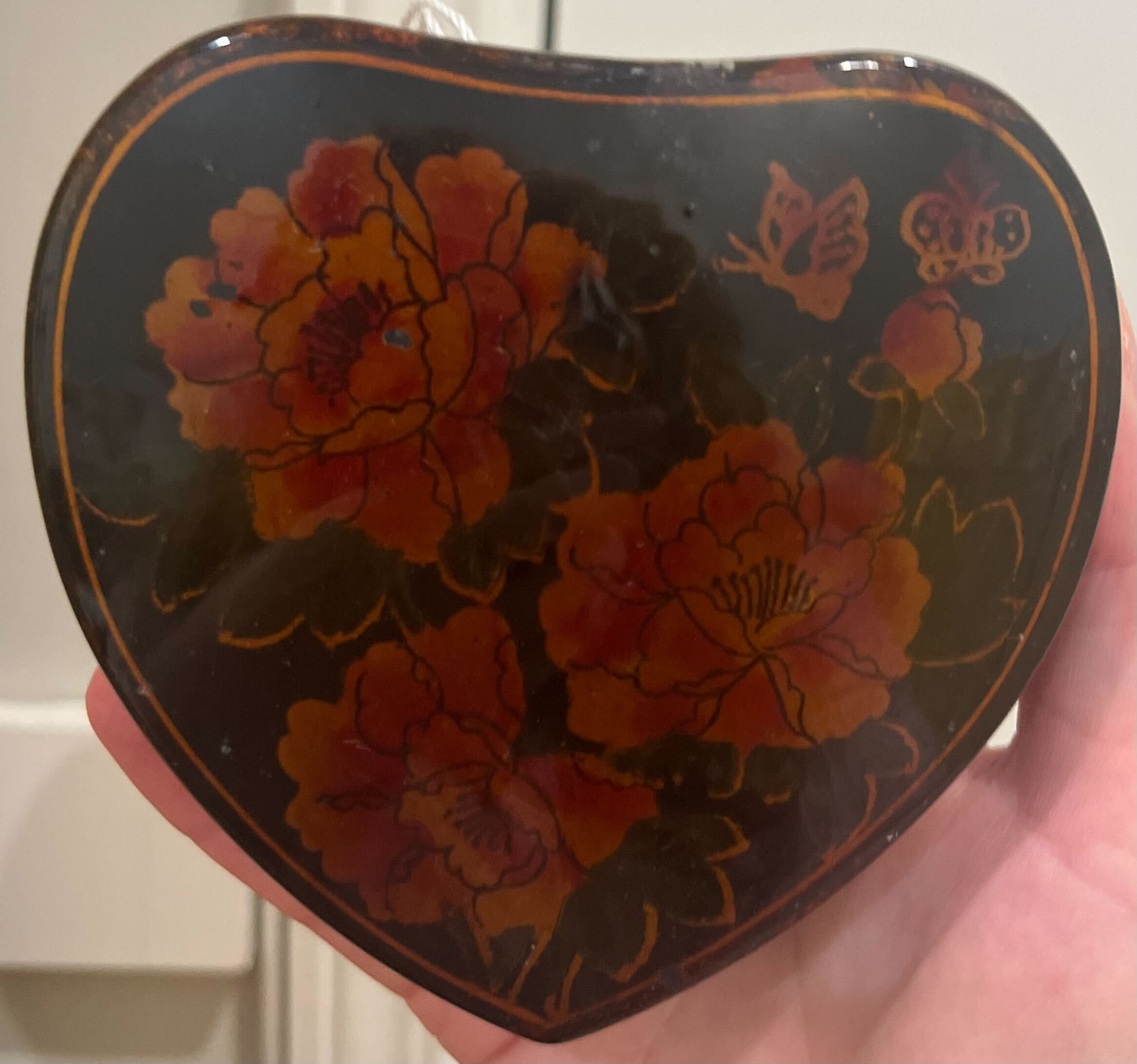 ER6: Lacquered Heart Box