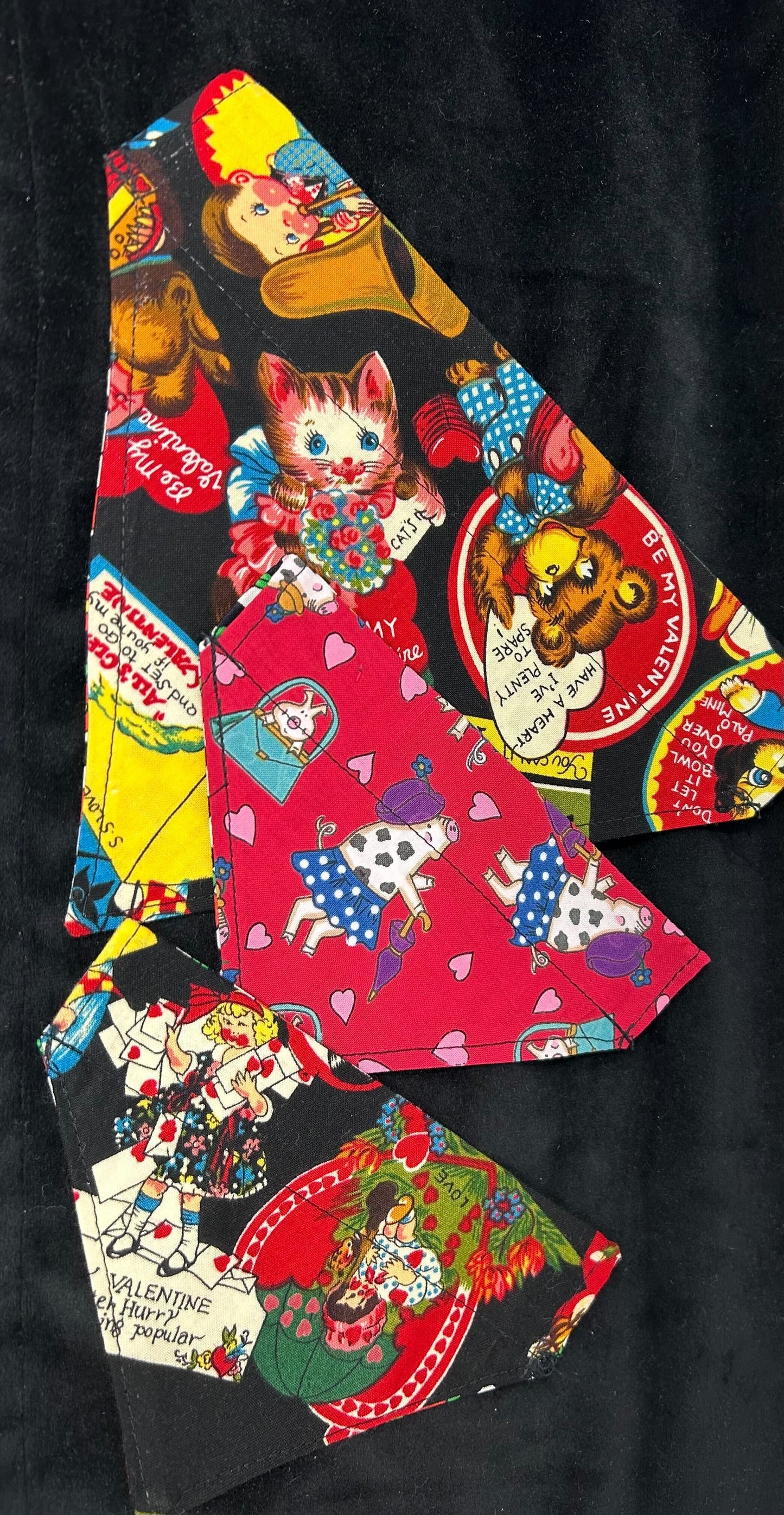 Reversible pet bandanas with quaint Valentine's Day patterns