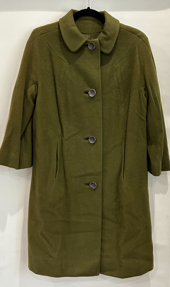Chic olive green topcoat with three-quarter length sleeves, made of cashmere and guanaco wools, satin-lined. Single-breasted with 4 buttons, slit pockets