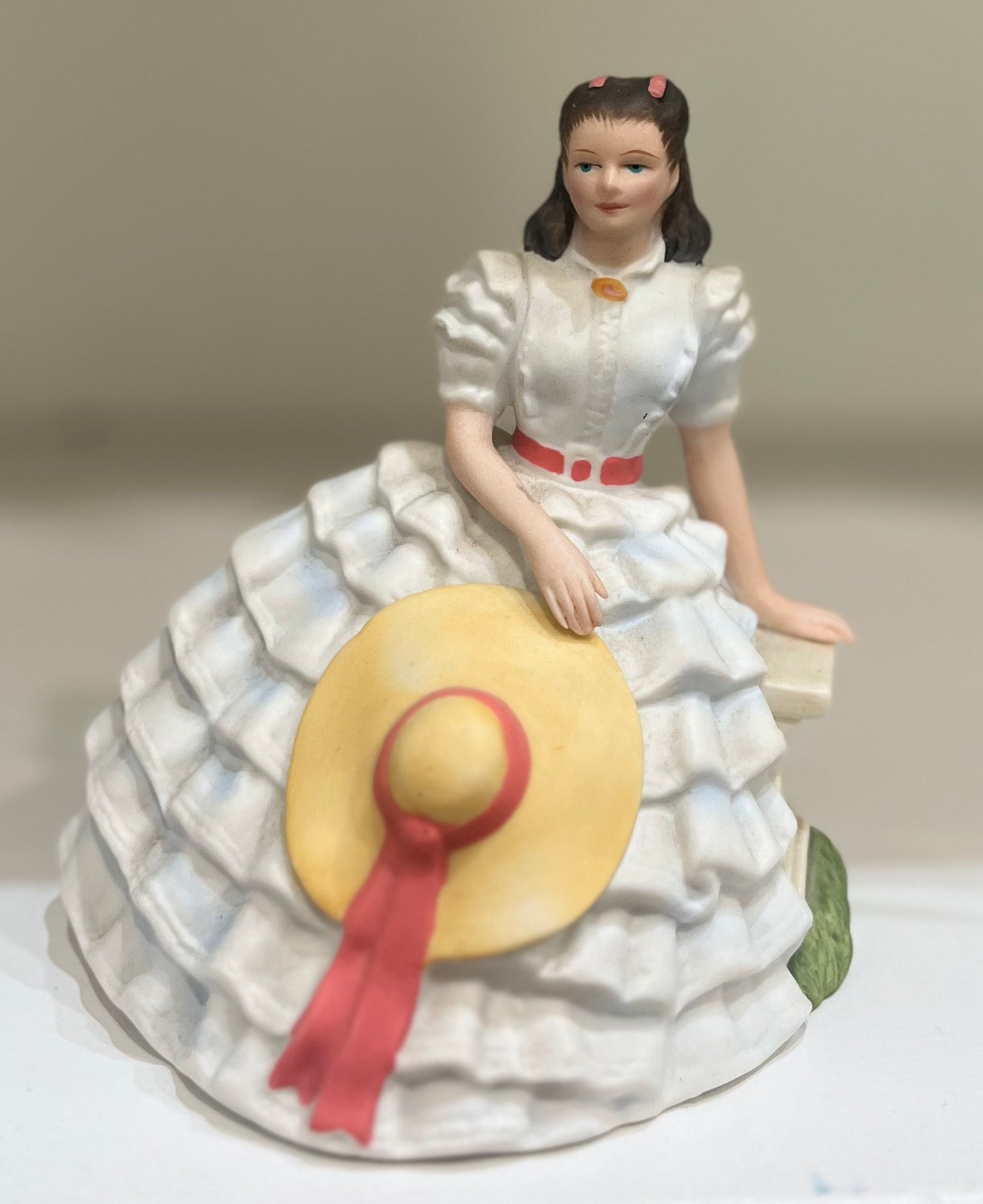 ER0: Avon Images of Hollywood Scarlett O'hara Figurine