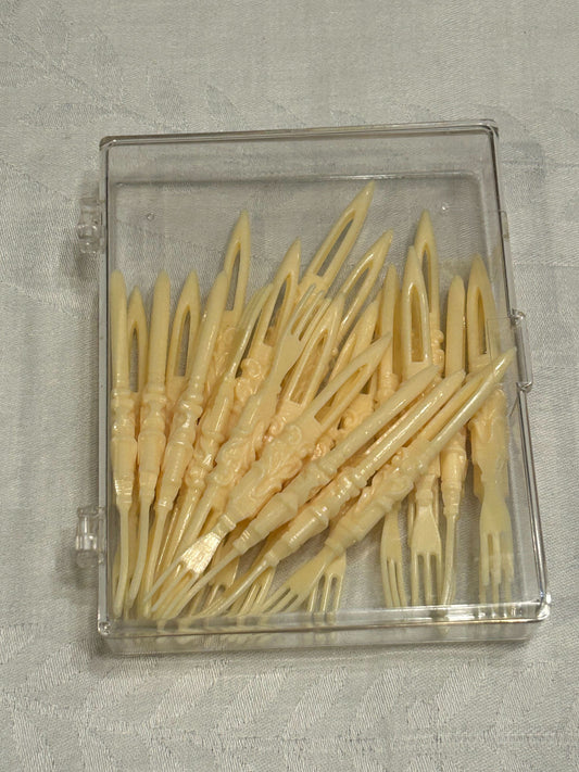 ER3: Vtg Appetizer Forks