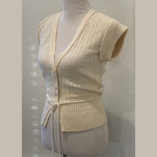 Knitwear button and tie top