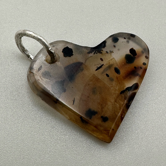 Sarah Wolfenden: Agate Heart Charm